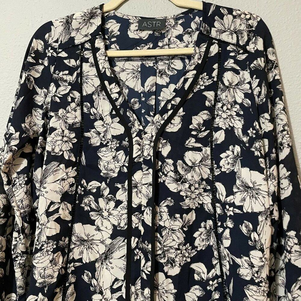 ASTR Womens Blue White Floral V Neck Long Sleeve Pleated Blouse Top Size Small - Picture 4 of 10